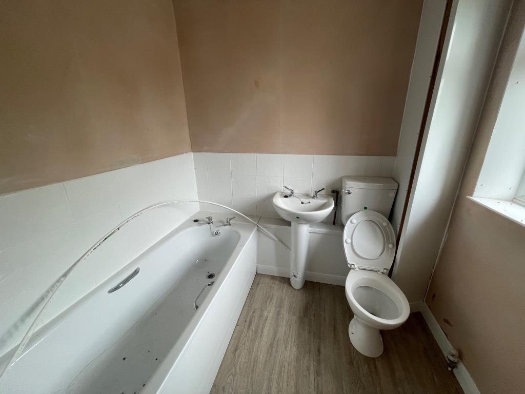 Lot: 163 - SEMI-DETACHED HOUSE FOR IMPROVEMENT - Bathroom/WC